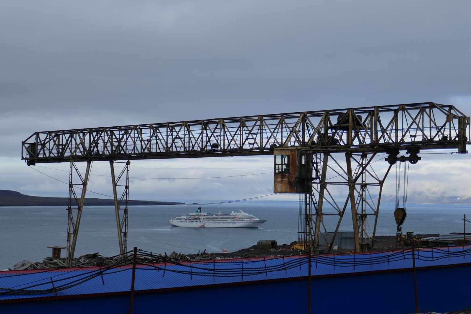 Barentsburg - Krananlage, im Hintergrund MS Amadea