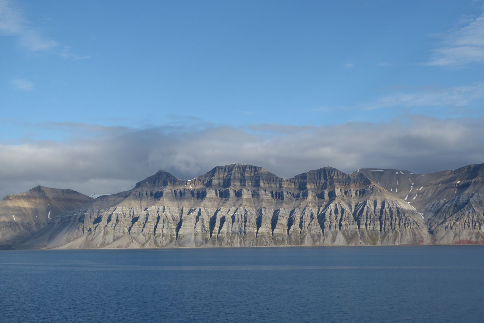 Spitzbergen - Bergformation am Fjord
